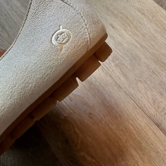 NWOT Born light gold stud sebra flat shoes size 8 - Picture 3 of 12